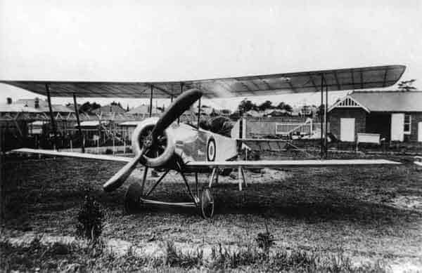 Экспериментальный самолет Сопвич S.L.T.BP. (Sopwith Land Tractor BiPlane), который его конструктор Гарри Хокер рассматривал как прототип истребителя